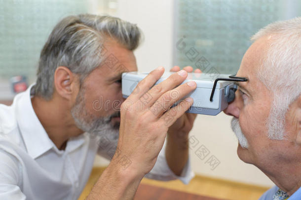 医生验光师在使工作和装置为测试视力