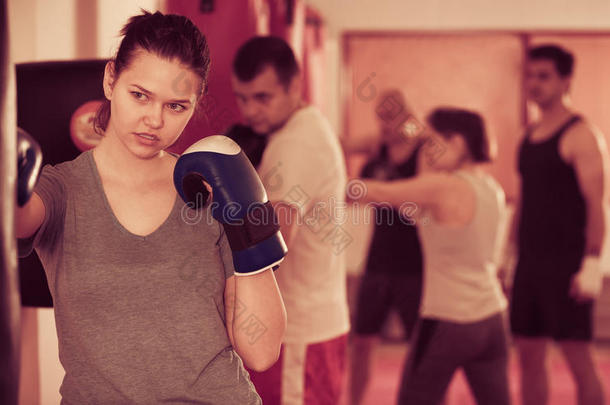有关运动的女孩<strong>打拳击</strong>袋