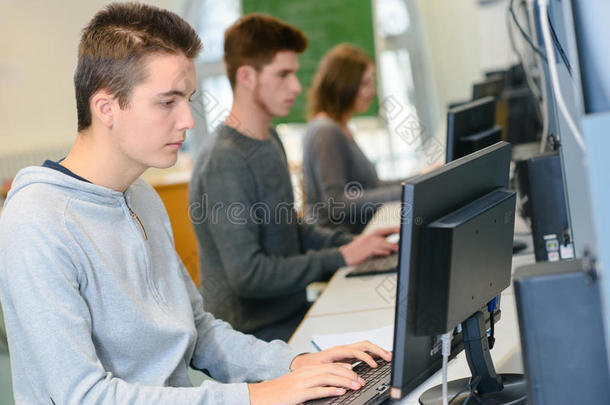 射手年幼的学生一次采用计算机房间
