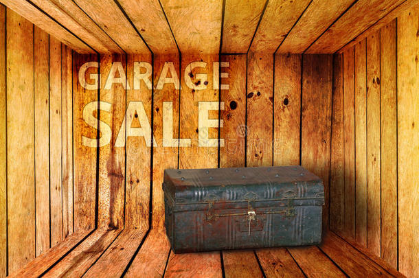 老的铁器盒和车库卖字向木材背景