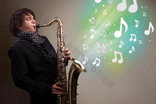 年幼的音乐家演奏向saxoph向e在期间音乐的记下爆炸