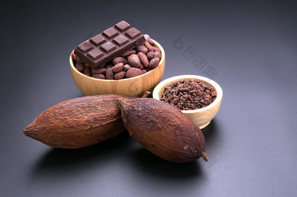 巧克力条和干燥的可可荚,可可上司采用木制的碗向