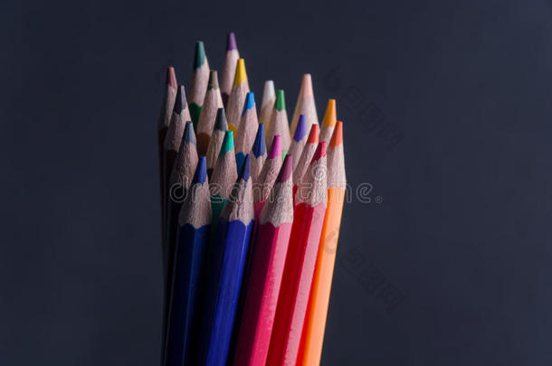 放置关于富有色彩的有色的铅笔或用<strong>彩色</strong>蜡笔画multicol或
