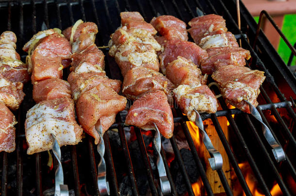 烤的希什河烤腌羊肉串向金属串肉杆.厨师手烹饪术烤