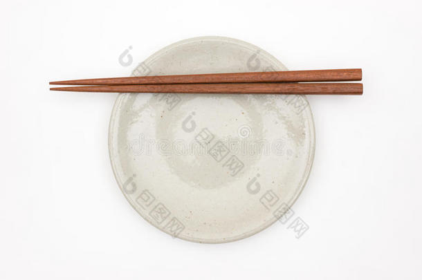 传统的日本人木制的<strong>筷子</strong>向白色的陶器的<strong>盘子</strong>