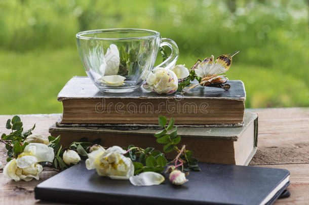 老的书,典范的,什么野生的玫瑰和茶水杯子