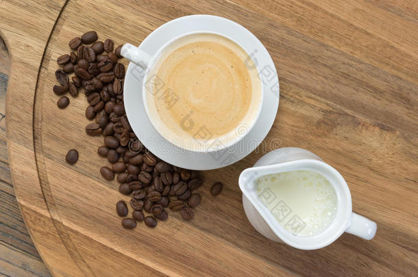 咖啡豆观念和起泡的咖啡豆,奶和咖啡豆豆.
