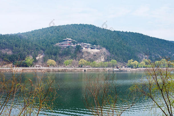 全景的看法关于绿色的东小山和庙