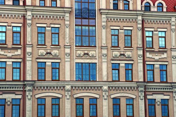 窗向指已提到的人建筑物的正面关于一现代的许多-<strong>楼层</strong>建筑物