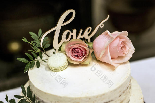 美丽的婚礼蛋糕和乳霜和文本爱向顶粉红色的floodlight泛光照明