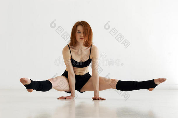 年幼的女人做体操或柔软体操