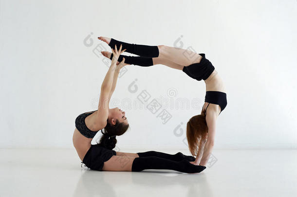 年幼的女人做体操或柔软体操