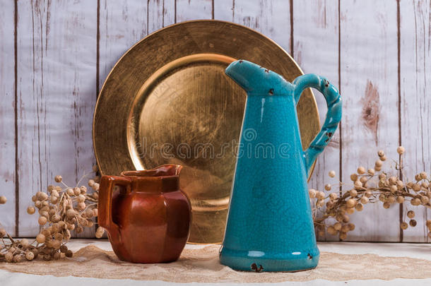 两个装饰瓶和老的盘子为酿酒的背景