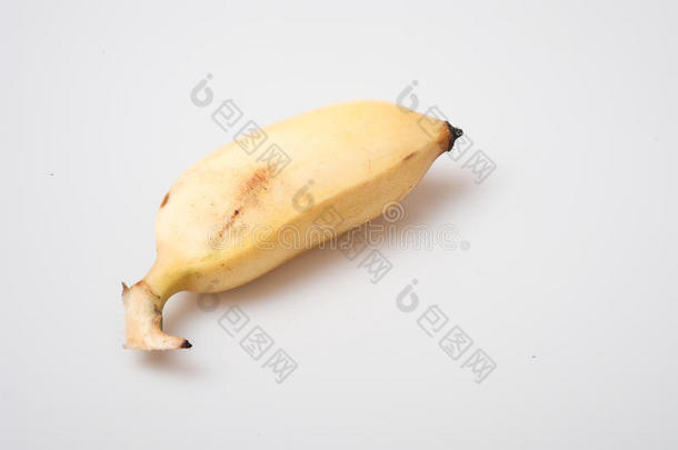 隔离的成熟的耕种的香蕉向白色的背景