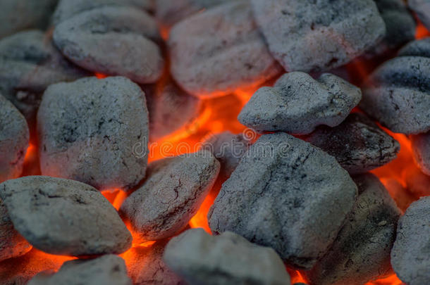 特写镜头关于灼热的热的木炭向<strong>烧烤</strong>采用夏<strong>季</strong>