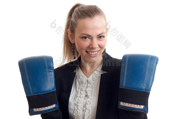 一关-在上面肖像微笑的美好白肤金发碧眼女人采用box采用g拳击手套是（be的三单形式