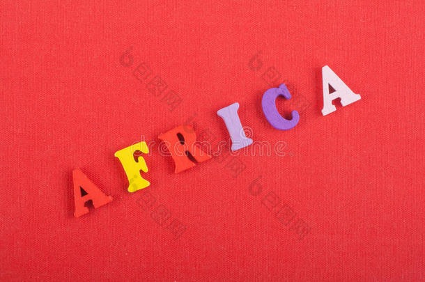 非洲单词向红色的背景镇静的从富有色彩的字母表t字母表字母表