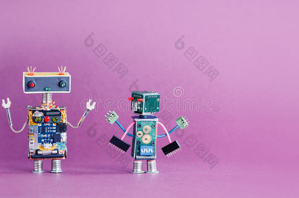 一副有趣的机器人字符向粉红色的紫罗兰背景.4industry工业