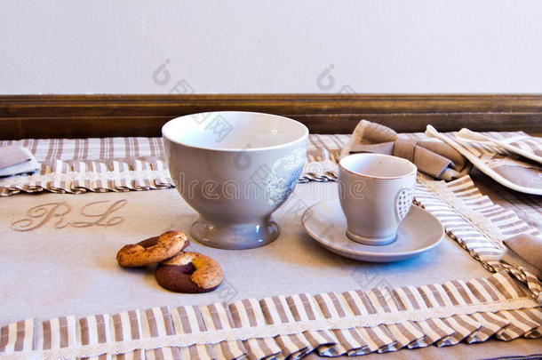 优美的表放置为早餐和奶,咖啡豆和饼干wickets三柱门