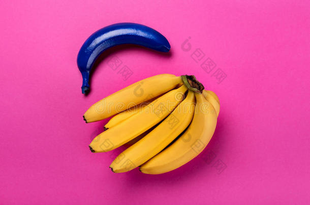 蓝色和<strong>黄色</strong>的<strong>香蕉</strong>隔离的向粉红色的,成熟的<strong>香蕉</strong>