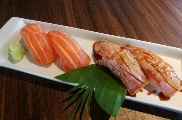美味的新鲜的格瑞尔鲑鱼寿司和鲑鱼寿司
