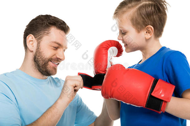 父亲的一份他的儿子向放向拳击手拳击手套隔离的向白色的