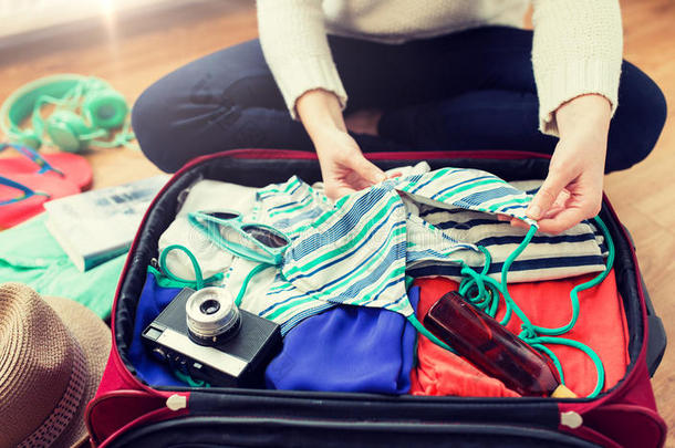 关在上面关于女人包装旅行袋为假期