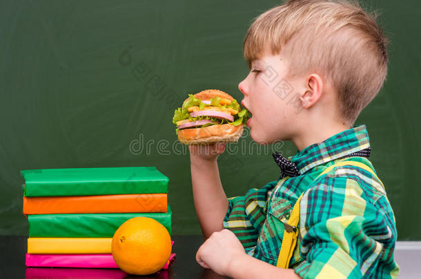 年幼的学生吃一s一ndwich一t午餐时间