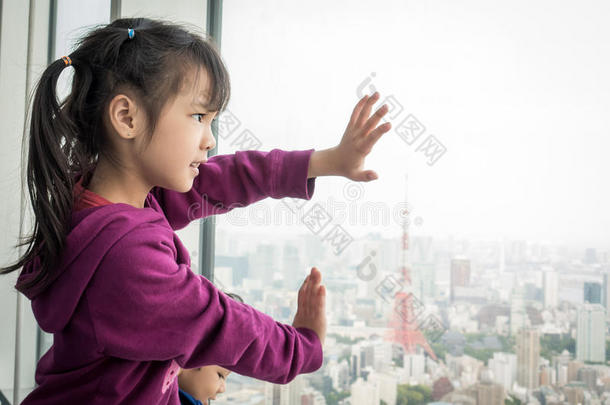 女孩是（be的三单形式有样子的出局指已提到的人窗向东<strong>京城</strong>市
