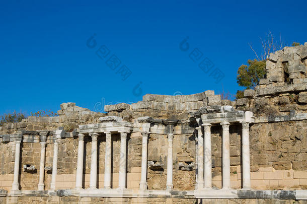 面古代的希腊人庙毁坏