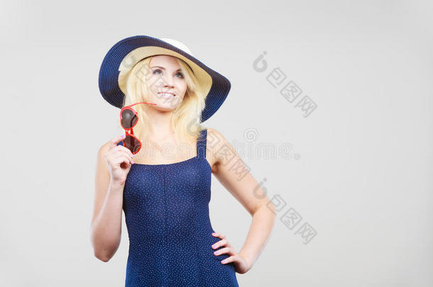 女人使人疲乏的短的海军衣服和太阳帽子