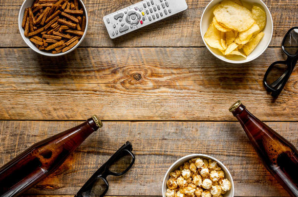 televisi向电视机遥远的控制,小吃,啤酒为什么都行影片向木制的背