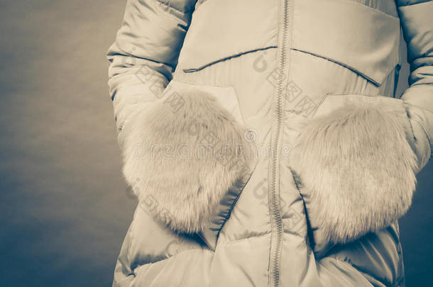 女人使人疲乏的冬暖和的毛皮的短上衣