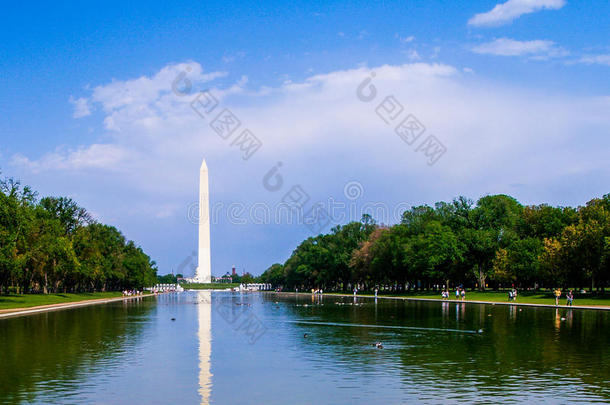 华盛顿纪念碑反射的水池