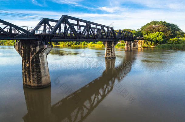 火车跨越河夸伊桥