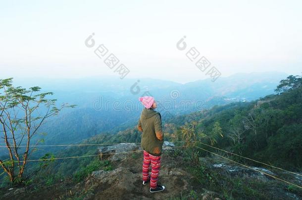 女人旅行自然采用指已提到的人mounta采用s