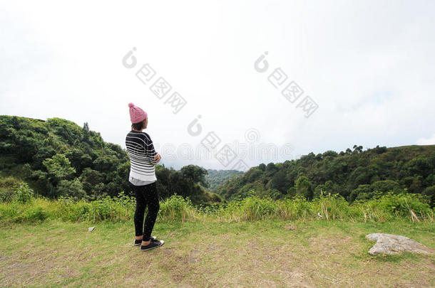 女人旅行自然采用指已提到的人mounta采用s