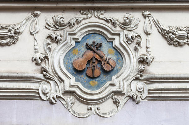宽慰向建筑物的正面关于老的建筑物,小提琴,布拉格,捷克人共和国