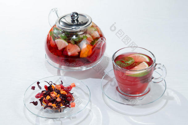 红色的成果和浆果茶水和悬钩子采用一gl一ss茶水pot和