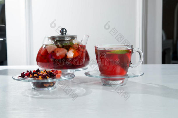 红色的成果和浆<strong>果茶水</strong>和悬钩子采用一gl一ss茶<strong>水</strong>pot和