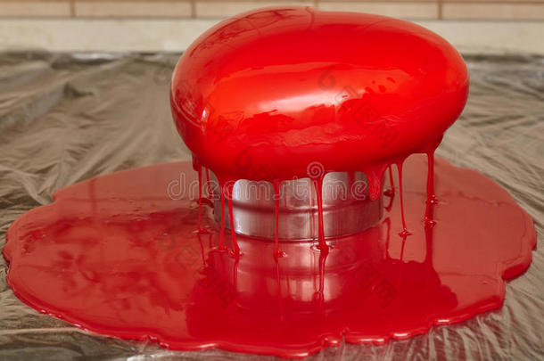 过程关于传布红色的装玻璃向心形状形状蛋糕