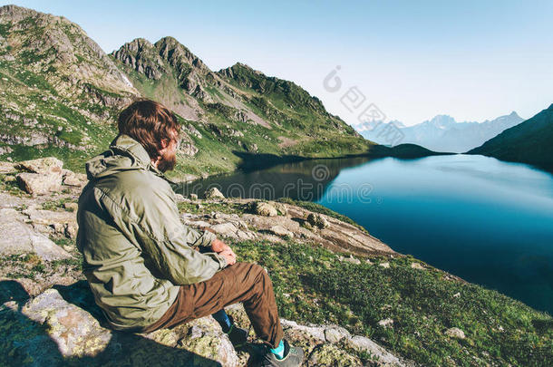 流浪汉男人享有湖和山