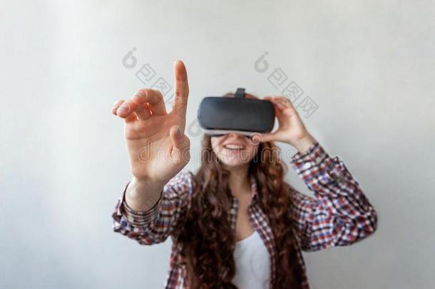 女人使用VirtualReality虚拟现实戴在头上的耳机或听筒