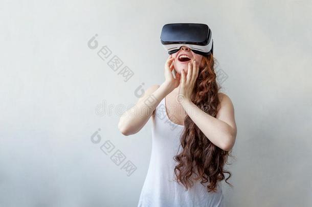 女人使用VirtualReality虚拟现实戴在头上的耳机或听筒