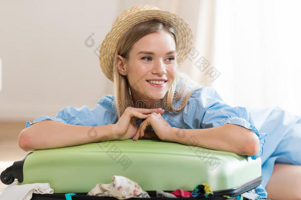 微笑的年幼的白肤金发碧眼女人女人采用帽子p一ck采用g手提箱和look采用g一