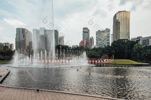 城市风光照片和人造喷泉水池在近处马来西亚<strong>石油公司</strong>总部所在地：马来西亚主要业务：炼油孪生儿之一塔公园`英文字母表的第19个字母便便