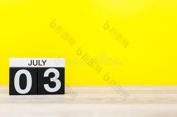 七月3reducti向减少.影像关于七月3,日历向黄色的背景.夏