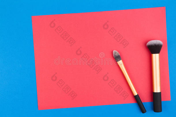 做在上面擦和红色的空白的纸向蓝色背景