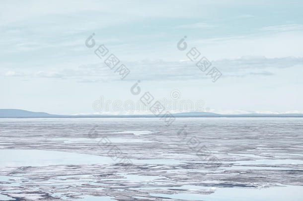 熔化的冰向湖表面