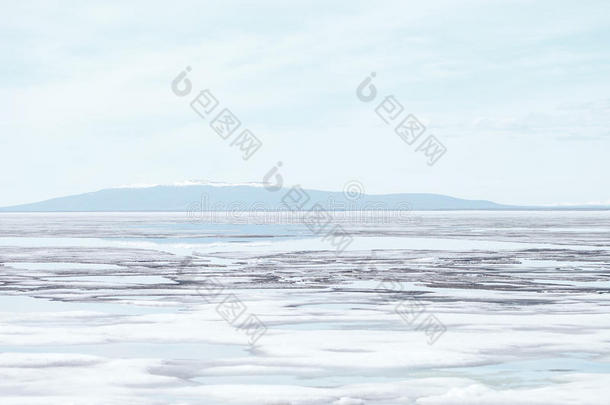 熔化的冰向湖表面